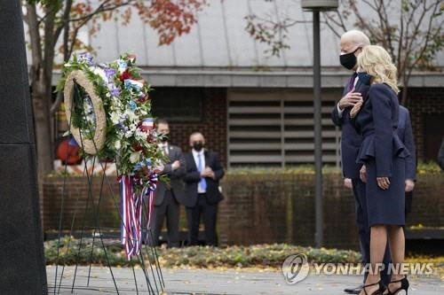 한국전 참전기념비 헌화하는 바이든 당선인 [AP=연합뉴스]